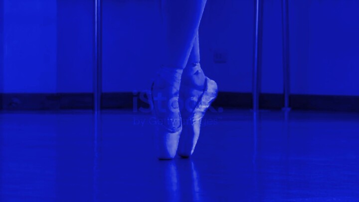 Close up of a ballet dancer's feet as she practices.III.Bilibili.tv.Mp4