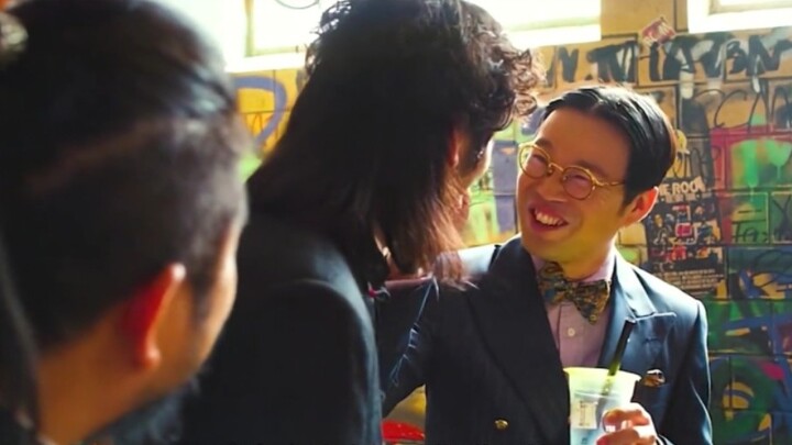Wang Xun smiles and looks like a bad guy