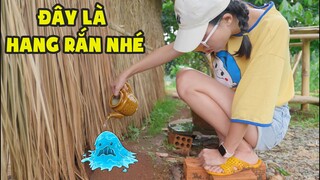 Chị Thơ Đổ Đầy Nước  Vào Cái Hang Này Để Bắt Dế Mèn