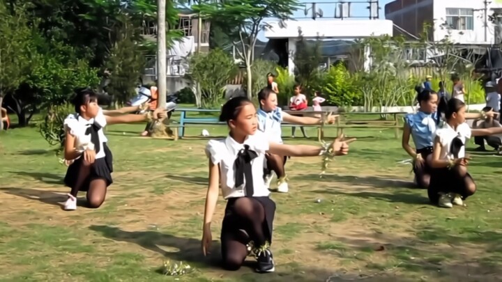 Primary school students dance little apple