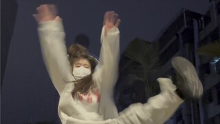 Bingkai Thunderbolt Tak Terkalahkan dari Hot Foot Dance