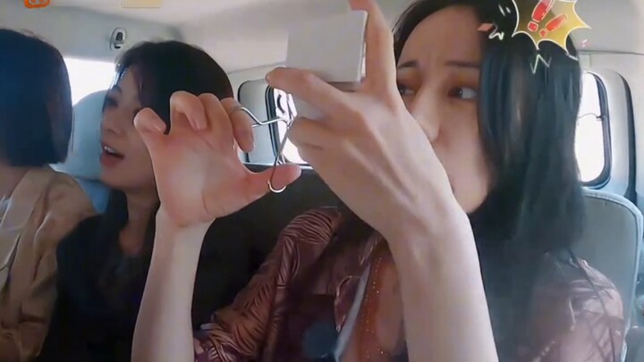 Dilireba and Gao Wen, two comedians, make-up in the car in a dreamy linkage