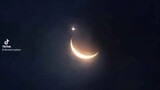 MashaAllah cantik bulan malamni. Titik kecil tu merupakan planet Venus selari dengan Bulan 🥰🤩