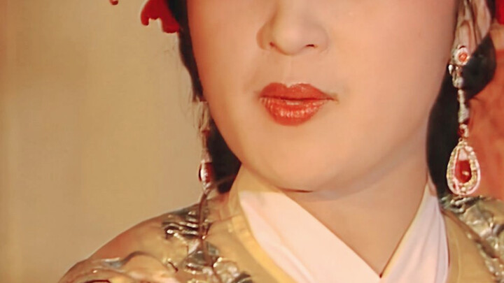 Wow...she exudes the aura of a royal concubine both on and off the screen!!!