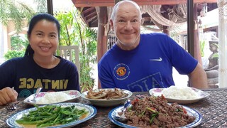 ผัดกระเพราเนื้อหอมๆผัดผักบุ้ง Stir Fry Beef with Chili Basil