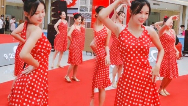 Sebenarnya ada foto candid selama pertunjukan komersial? ⬅️