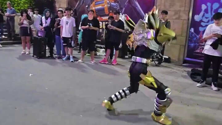 Cosplay Emperor goes to the anime Star City to show off, and the neighboring Genshin Impact can't ho