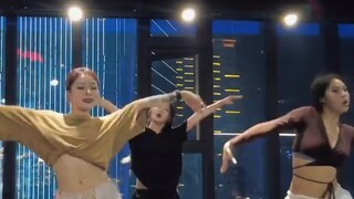 Mustahil untuk tidak mendengarkan versi lagu klasik "QIAN Akane Choreography" tanpa mendengarnya! ! 