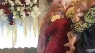 Pengantin wanita, ngamuk di bakar api cemburu, saat wanita lain, meluk mempelai pria