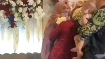 Pengantin wanita, ngamuk di bakar api cemburu, saat wanita lain, meluk mempelai pria