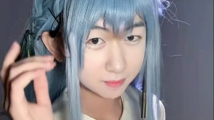 Nona Rambut Biru Grup Huaya