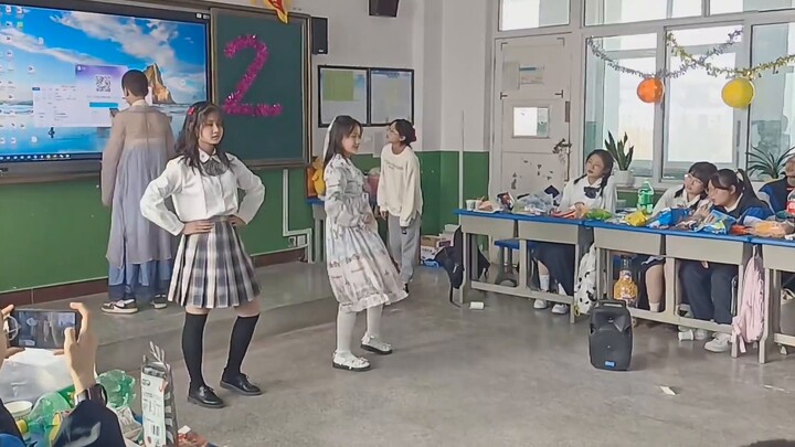 "Membelai dan membelai" siswa SMA Yuanqi menari di dalam rumah (SMP No. 1 Guyuan)