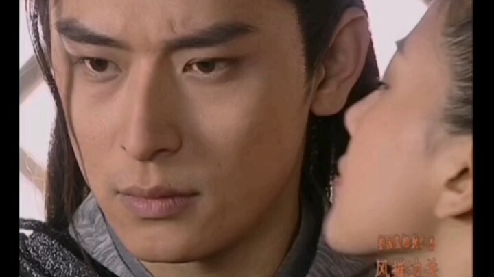 The look of someone who was secretly kissed is layered, delicate and not greasy. It can be used as a