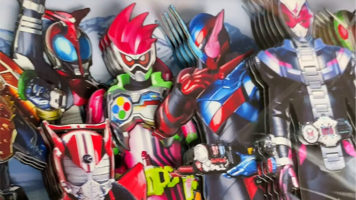 Siapa yang tidak suka foto keluarga Kamen Rider?