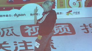 在商场逛街看到一个跳舞很帅的小姐姐！请问她跳的这是什么舞啊！
