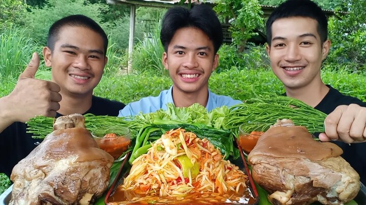 ขาหมูพะโล้ใหญ่ๆเปื่อยๆ กินกับส้มตำไทยรสเด็ดแซ่บนัวร์สุดๆ