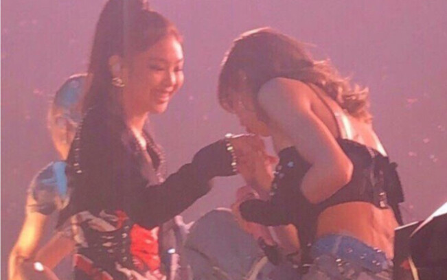 [JenLisa] They… Seem to Be in Love…