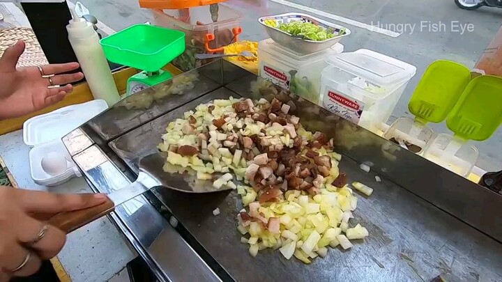 FILIPINO STREETFOOD | SISIG WITH EGG AND CRUSHED CHICHARON