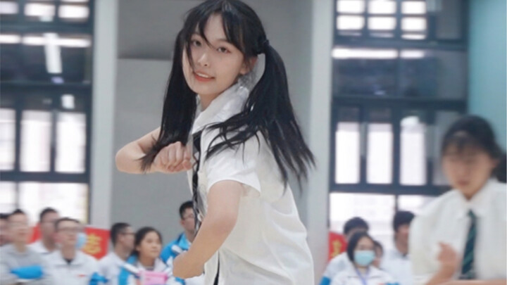 Ai nói tóc hai bím không phù hợp với vũ đạo của nhóm nam! Xem đội cổ vũ của trận bóng rổ số 1 High S