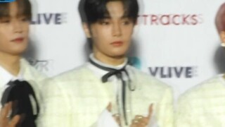 ยอดขายอัลบั้มในสัปดาห์แรกของ Stray Kids ลดลงอย่างรวดเร็วเมื่อเทียบกับจุดสูงสุดก่อนหน้า ทำให้เกิดกระแ