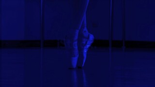 Close up of a ballet dancer's feet as she practices.IIIIII.Bilibili.tv.Mp4