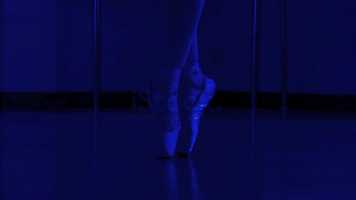 Close up of a ballet dancer's feet as she practices.IIIIII.Bilibili.tv.Mp4