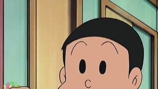 Đôrêmon: Nobita dùng một miếng kẹo cao su thần kỳ để nếm những món ăn thơm ngon trong miệng mọi ngườ