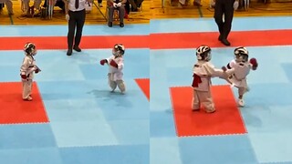 Đang cố gắng để dễ thương nhau đến chết? 2 bé dễ thương thi đấu Taekwondo, có bé dễ thương nhảy qua 