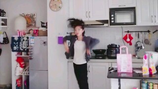 舞 伴 竟 是 我 自 己