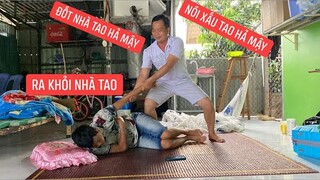 Ngủ chưa thức Khương Dừa bị bạn thân xách đồ đuổi ra khỏi nhà vì lúc chiều nướng cá đốt nhà bạn