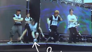 震惊！五代男团武担竟然隔空踢飞队长？【StrayKids】灿被糯咪隔空打击，真的笑不活了hhh