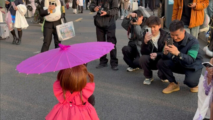 How many teachers would like a two-year-old baby to go to a comic convention?
