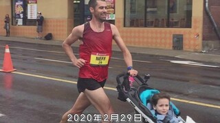 推着婴儿车2小时31分跑42.195公里，2小时51分跑50公里破国家纪录，这位跑者太疯狂……