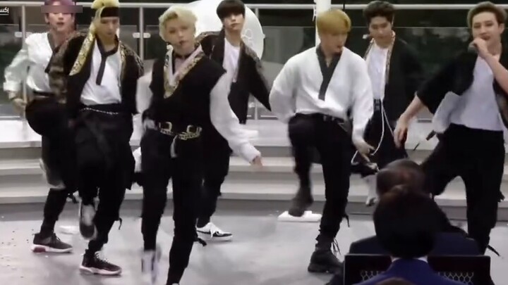 【Stray Kids】Setelah menontonnya, apakah kamu masih bilang kamu tidak mengenal penggemar?