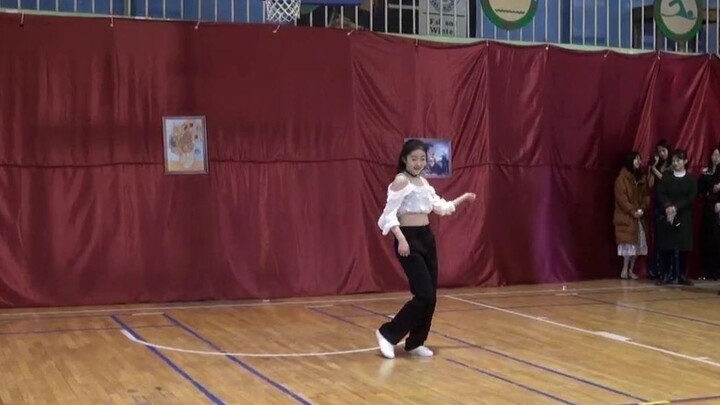 Para gadis menari Hyorin Blue Moon di Pesta Dansa Tahun Baru