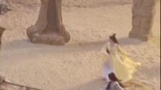 Xu Kainaza Snow Eagle Lord Reuters, the wind and sand are a bit strong, holding hands and running aw