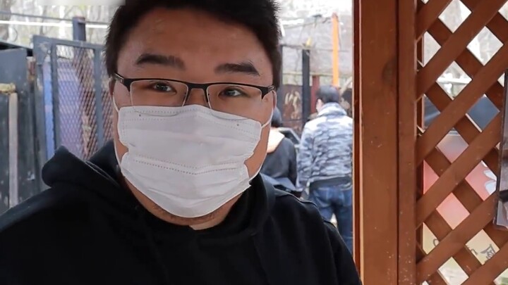Fat boy bravely enters the most dangerous zoo in Japan! He even has to sign a life and death agreeme