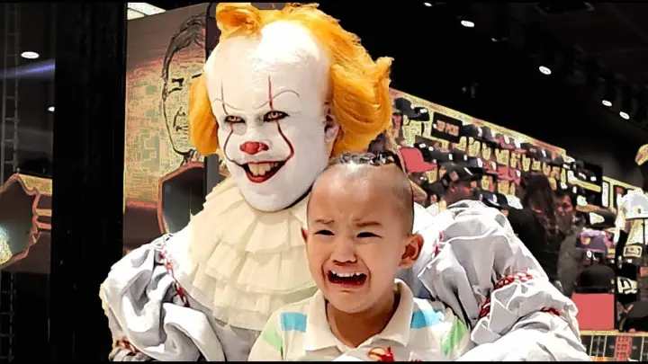 Pennywise Terrorizes Audiences Again! Mall Prank and Store Raid (New Era Caps)