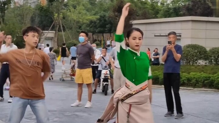 Seorang gadis berusia 21 tahun dari Chengdu, Sichuan, menarikan tarian Guozhuang, yang menarik perha