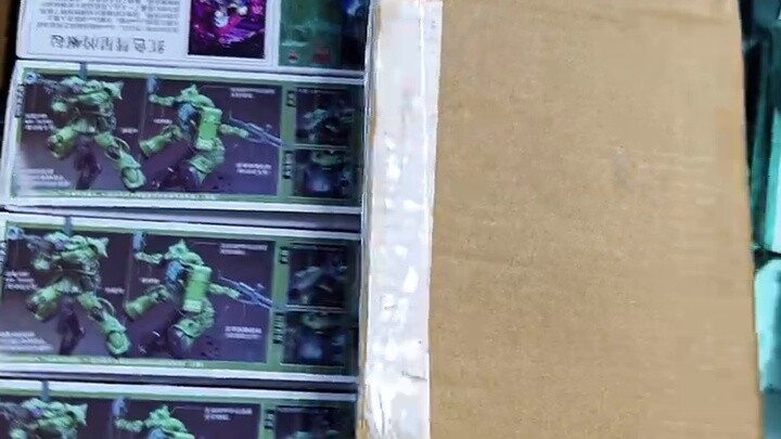 Lắp ráp 100 Zakus cùng một lúc thì như thế nào? Bắt đầu toàn bộ quá trình!