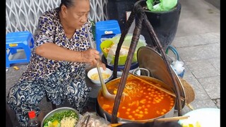 Gánh bánh canh Dì Liên 50 năm vỉa hè bán giờ "thiêng", 2 giờ sạch bách