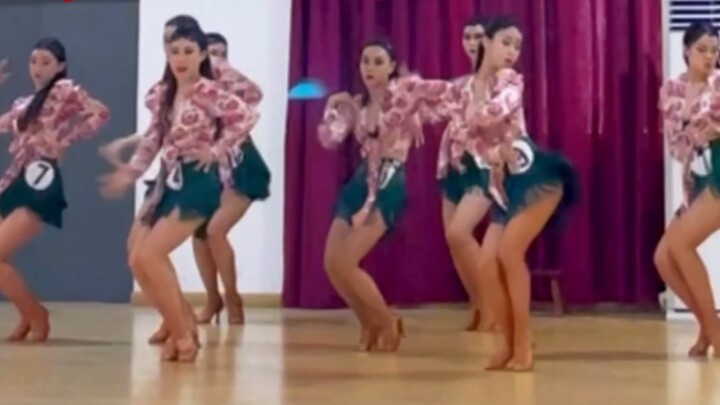 Latin students' graduation exam: female samba combination/Come and shake your tassel skirt with me!