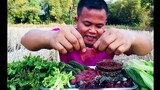 Cách người Thai Land ăn thịt sống mà không bị đau bụng.