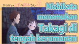 (Teasing Master Takagi san Season 3) Nishikata menemukan Takagi di tengah kerumunan