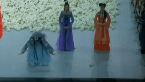 The Twelve Golden Hairpins bowed individually in the afternoon show. Even as a spectator, looking do