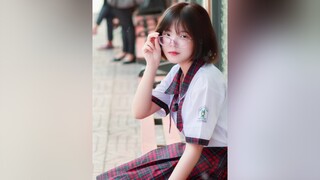 Tình cờ gặp cô bé nữ sinh ở nhà chờ xe bus nusinh uniform thptlethihonggam nhachoxebuyt hamnghi girlxinh bosuaptg