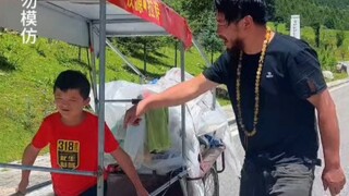 黄新龙想要流量想疯了，强迫范小勤跟龙丽一样徒步西藏，范小勤一边拉车一边还要被骂