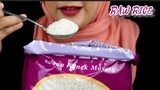 ASMR RAW RICE EATING|MAKAN BERAS DI KARUNG PLASTIK PAKE CENTONG |MAKAN BERAS MENTAH |ASMR INDONESIA