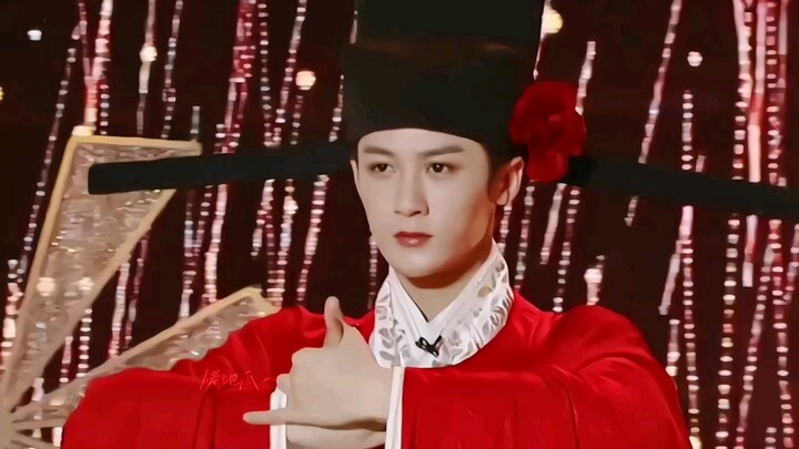 Topi resmi merah dalam estetika Tiongkok