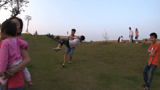 troll khóa chân vào gốc cây p8
